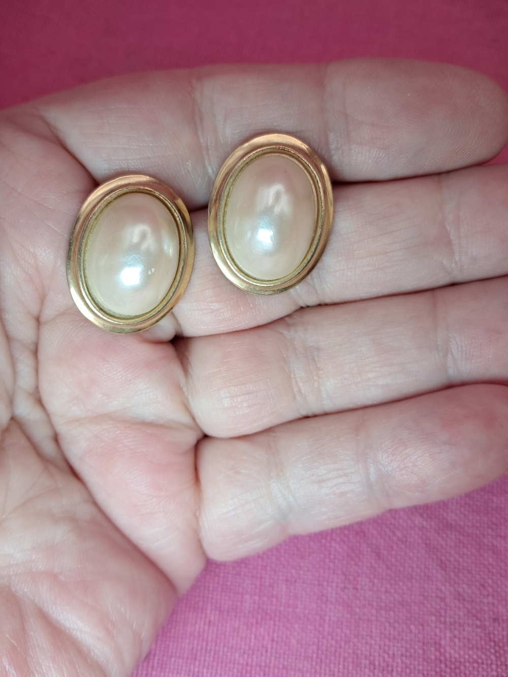 Classic Cream Cabochon Oval Faux Pearl Earrings (Goldtone)